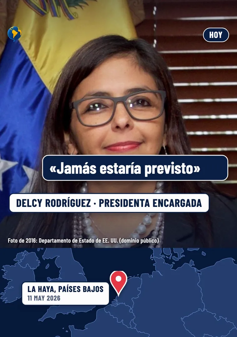 Retrato de Delcy Rodríguez con la cita «Jamás estaría previsto» y un alfiler en La Haya, Países Bajos