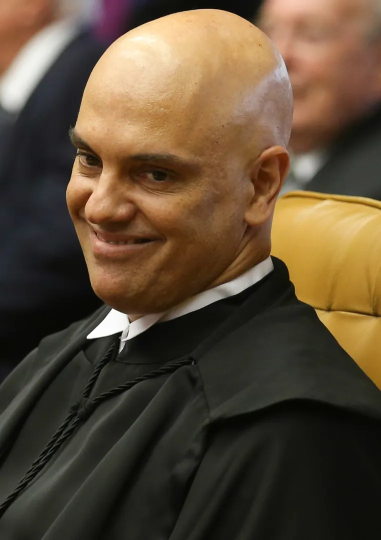 Retrato del juez Alexandre de Moraes con toga negra, sentado en la sala del Supremo Tribunal Federal